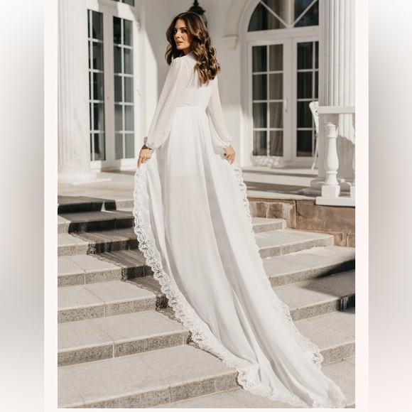 White wedding robe with train and lace trim - Picture 2 of 6
